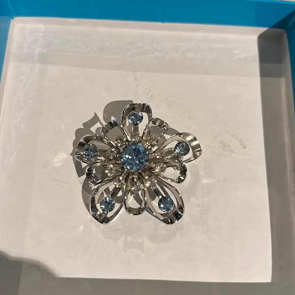 Collectors Cora Flower Brooch - Picture 1 of 3